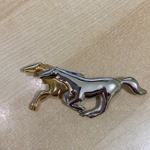 Two-tone running horses pin
